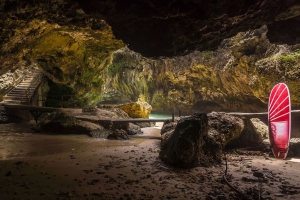 Le verdi scogliere e la grotta di Undisan Bangli